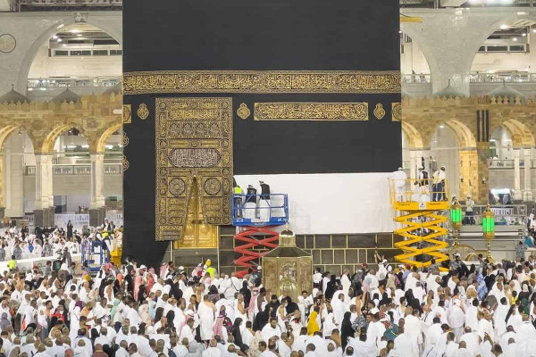 Kiswah of Kaaba raised to mark the beginning of Haj season