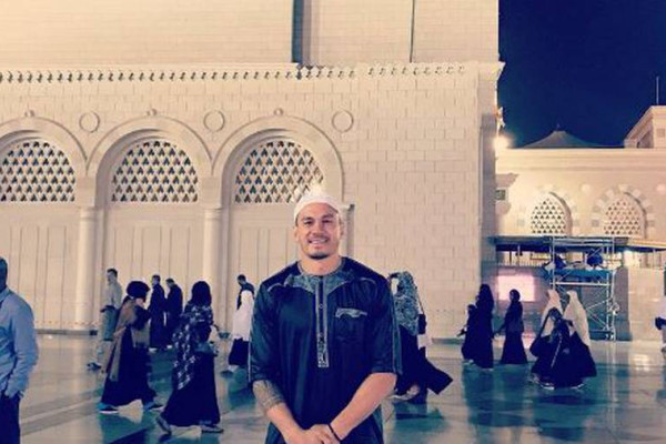 Sonny Bill Williams visits historic mosque in Saudi Arabia