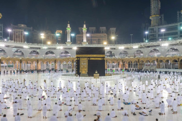 Student volunteers guide pilgrims at Makkah's Grand Mosque