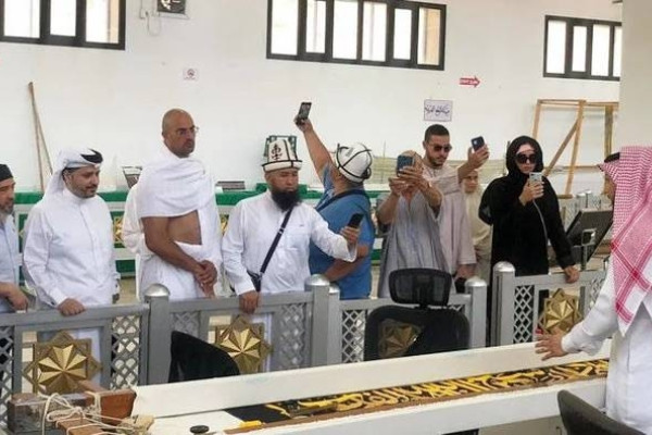 Symposium guests tour historical sites