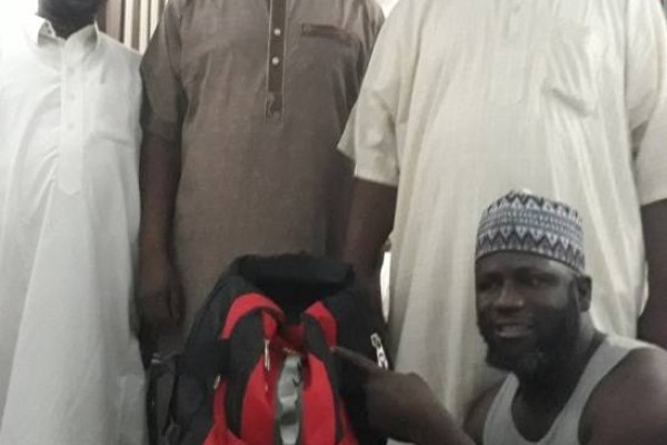 Security returns a bag containing money to US pilgrims