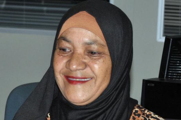 Scam victim over the moon after man offers to pay for her umrah