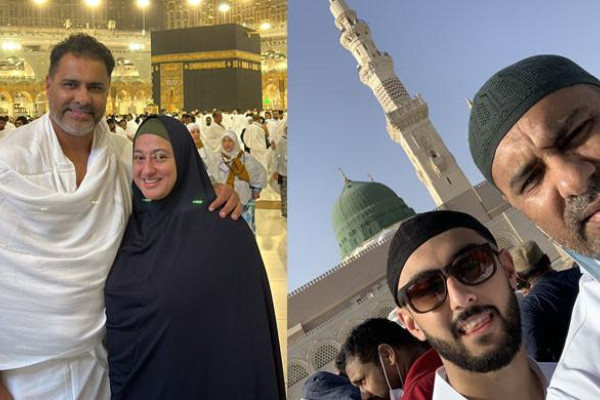 Waqar Younis performs Umrah with family