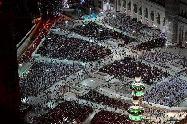 Grand Mosque witnesses a huge influx of pilgrims and worshippers