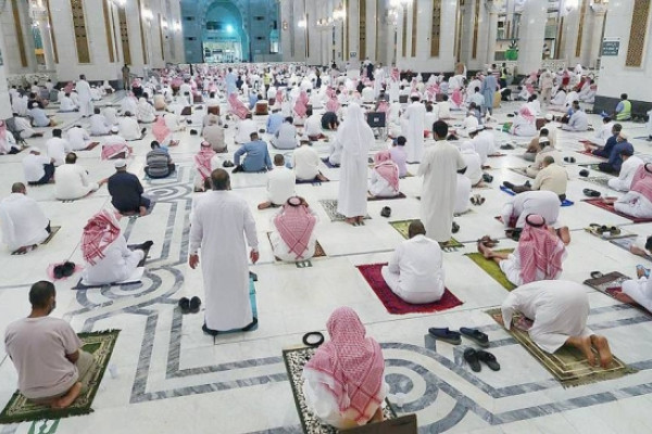 Tahajjud prayer performed at Grand Mosque on first night of last 10 nights of Ramadan