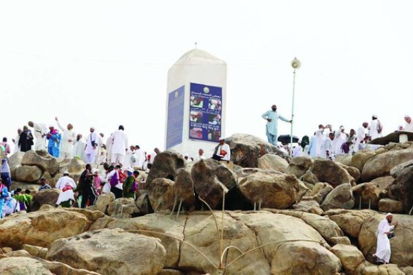 Pilgrims visit Jabal Al-Rahmah before crowds arrive