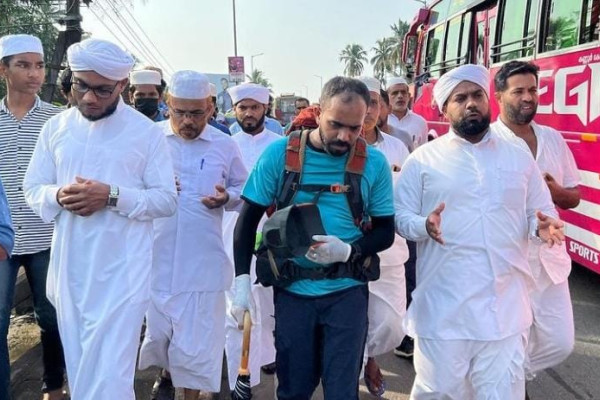 Indian man sets out on foot to perform Hajj