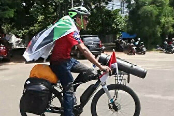 Indonesian Muslims set off on ‘bicycles to Saudi Arabia’ for Hajj