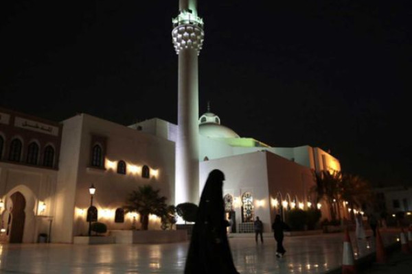 Saudi Ministry of Islamic Affairs appoints female workers in Medina mosques