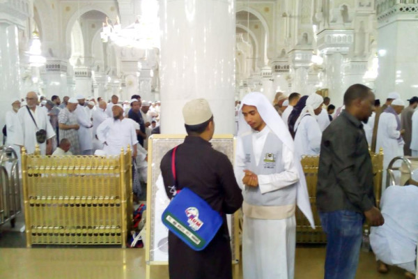 Interpreters in 10 languages translate for Umrah pilgrims