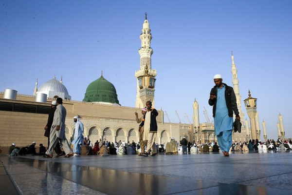 Saudi warns Umrah visa violators face $13,000 fine, jail