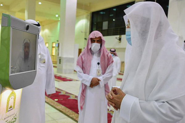 Robots at Makkah’s Grand Mosque guide pilgrims with rituals