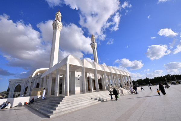 Saudi Arabia allows mosques to open for Friday prayers