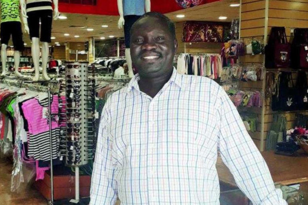 Sudanese salesman perfects 4 languages by mixing with pilgrims