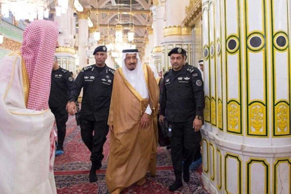 King arrives in Madinah, visits Prophet’s Mosque
