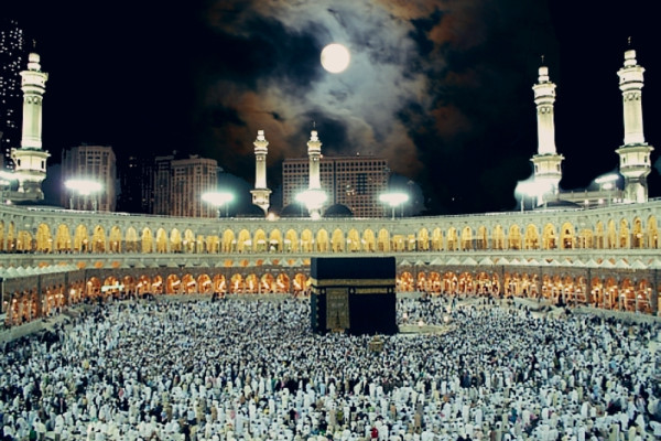 Moon comes directly above Kaaba