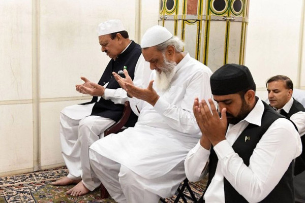 Pakistan’s president in Saudi Arabia for Umrah