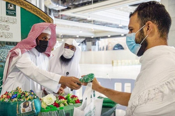 Presidency officials welcome Umrah pilgrims from abroad