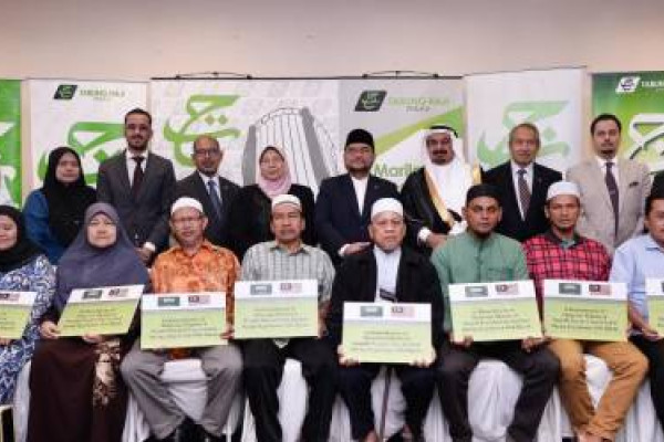 Saudi Arabia presents compensation to families of Makkah crane collapse victims