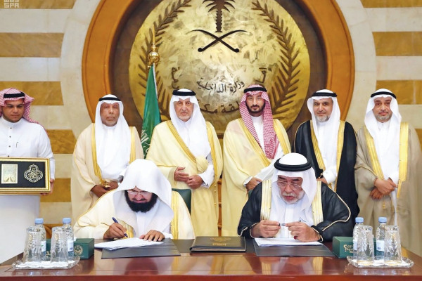 Makkah governor hands over new Kaaba cover to senior caretaker
