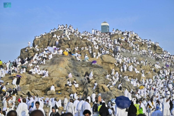 Pilgrims perform standing at Arafat, pinnacle of pilgrimage