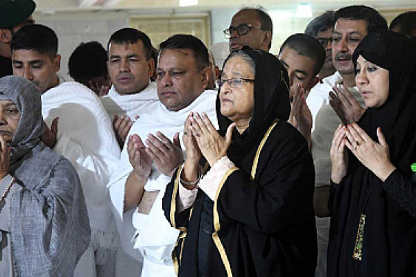 PM performs Umrah