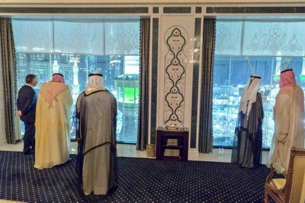 Leaders watch pilgrims at the Grand Mosque