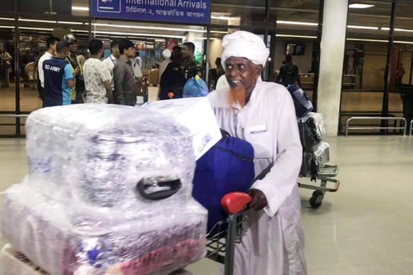 Bangladeshi pilgrims laud Saudi initiatives on return from Hajj
