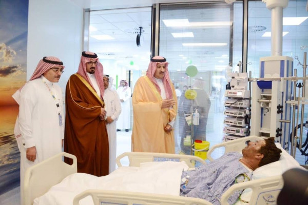 Madinah emir visits accident victims in hospital
