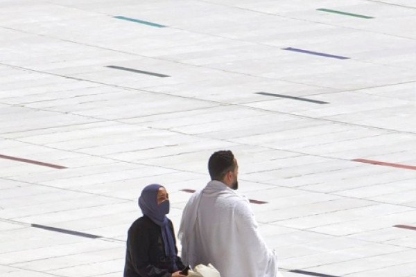 Saudi lensman reveals how he caught the noble act of a brother sheltering his sister from midday sun