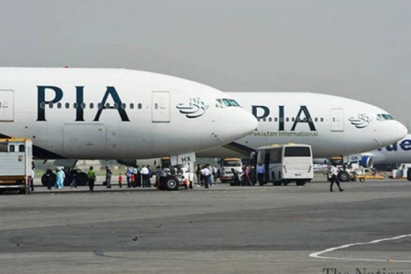 PIA cuts Umrah fare by Rs4000