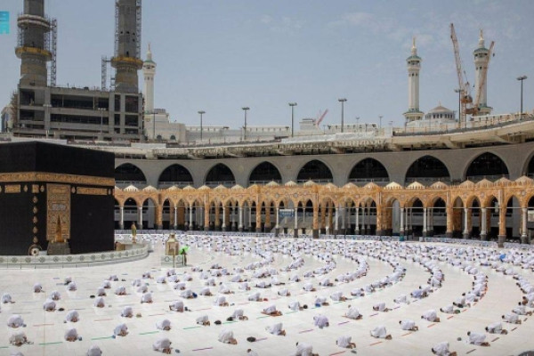 Worshipers perform first Friday prayer in Ramadan at Two Holy Mosques