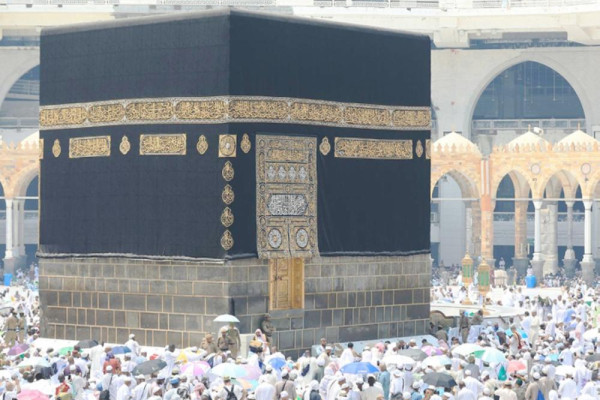 Peace, comfort prevail as over 1.5m pray in Makkah, Madinah