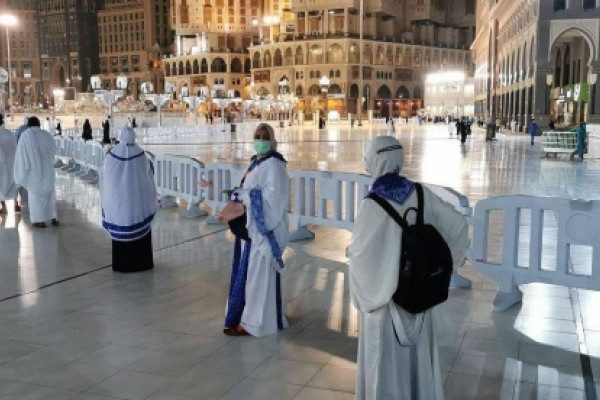 Grand Mosque receives first batch of Umrah pilgrims from outside Saudi Arabia