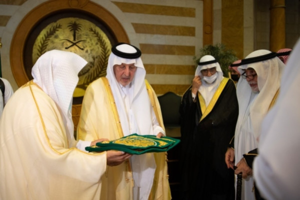 Makkah emir hands over kiswa to senior keeper of Kaaba