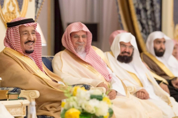King Salman receives guests; offers Ramadan greetings