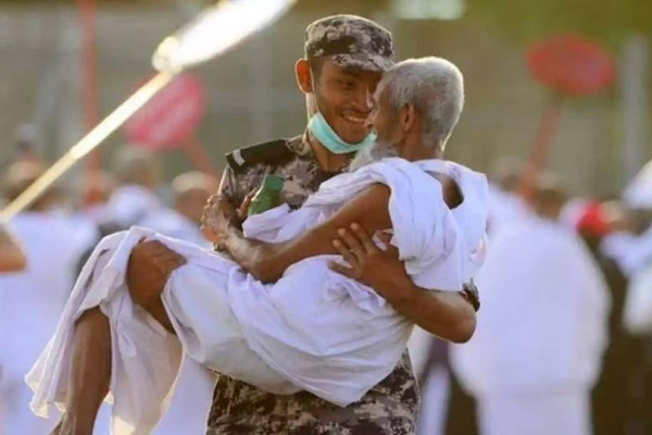 ‘I felt blessed,’ says Saudi security man who carried an elderly pilgrim
