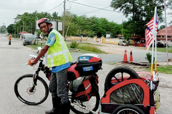 Ex-fireman on 15,700km solo cycling pilgrimage to Makkah