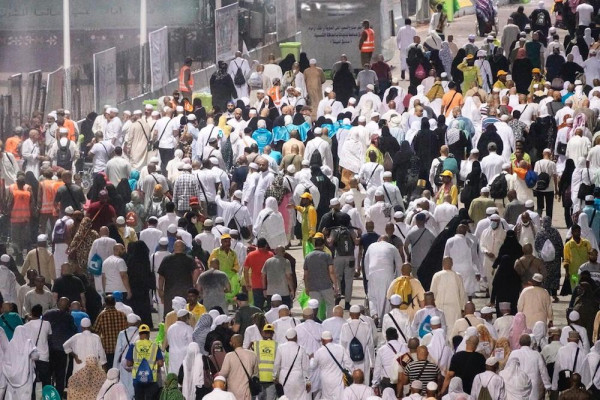 Hajj ministry removes two office managers for failing pilgrims