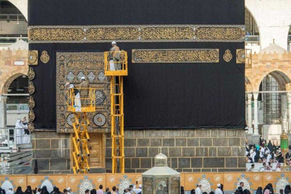 New kiswa put on Holy Kaaba