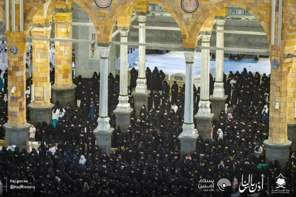 Women who humanize Grand Mosque on Khullaif Day