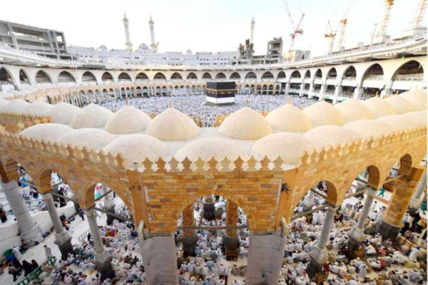 Pilgrims throng Makkah