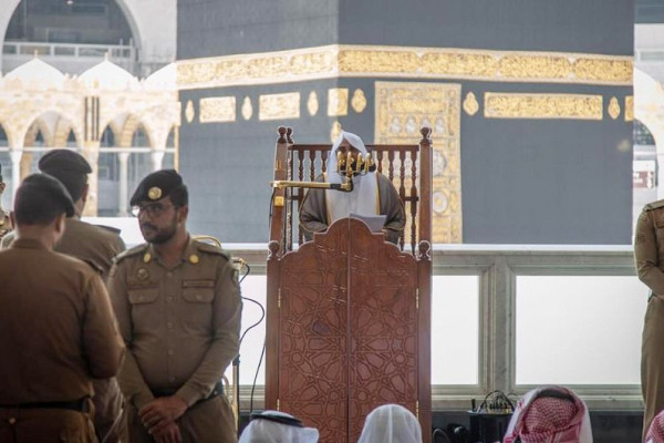 Mosques hold first Friday prayers since Umrah ban