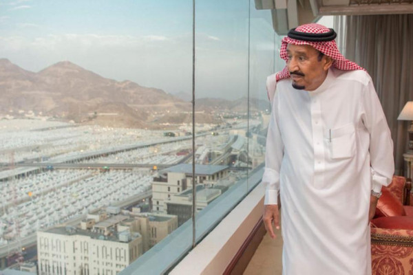 King arrives in Mina; greets Muslims on Eid
