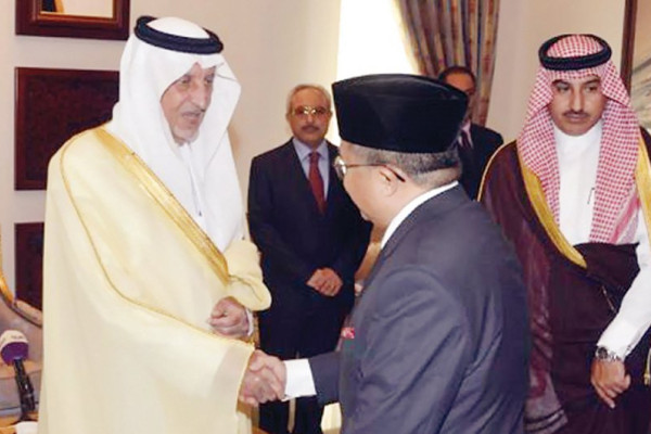 Makkah governor receives heads of consular missions in Jeddah