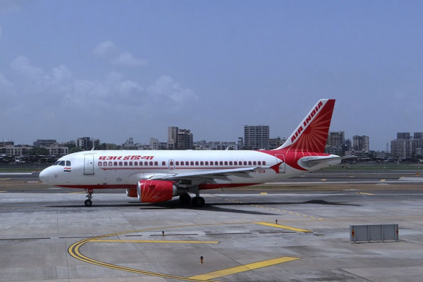 Govt nudges unwilling Air India to bid for Haj operations, extends tender
