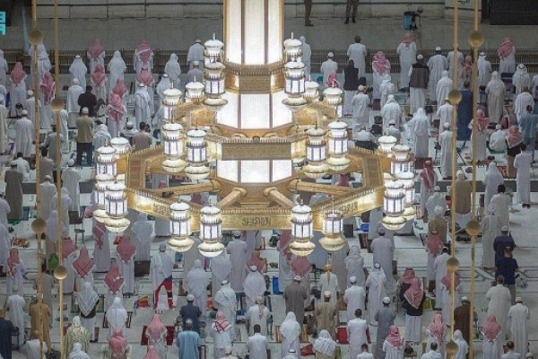 120,000 lighting units illuminate Grand Mosque