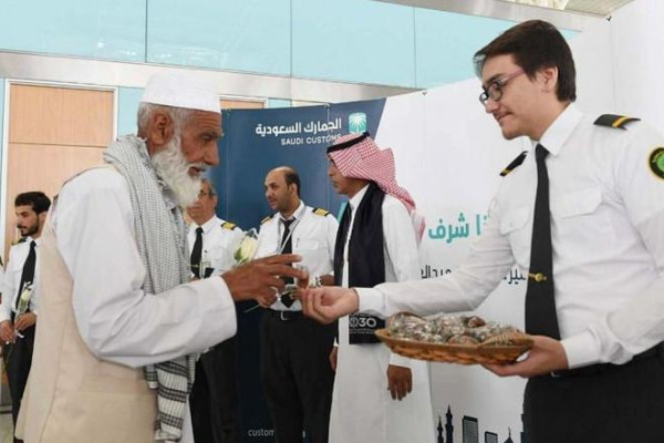 Pilgrims arriving at Madinah airport welcomed with flowers and sweet treats