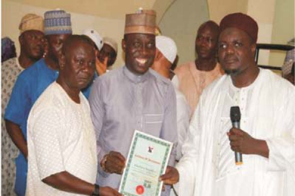 Lagos presents certificates to pilgrims