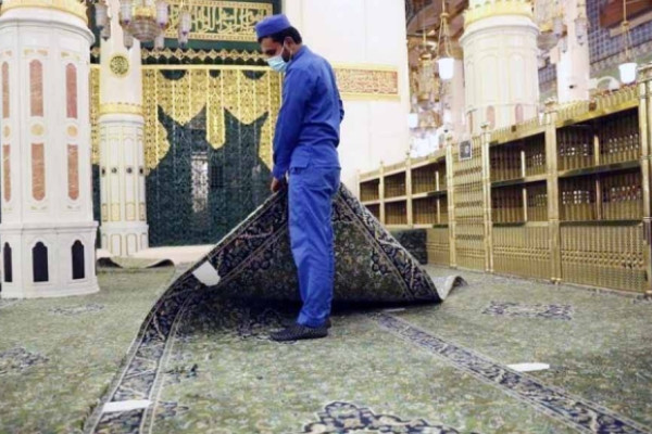 Al-Rawdah Al-Sharifah in Prophet's Mosque is disinfected and sterilized
